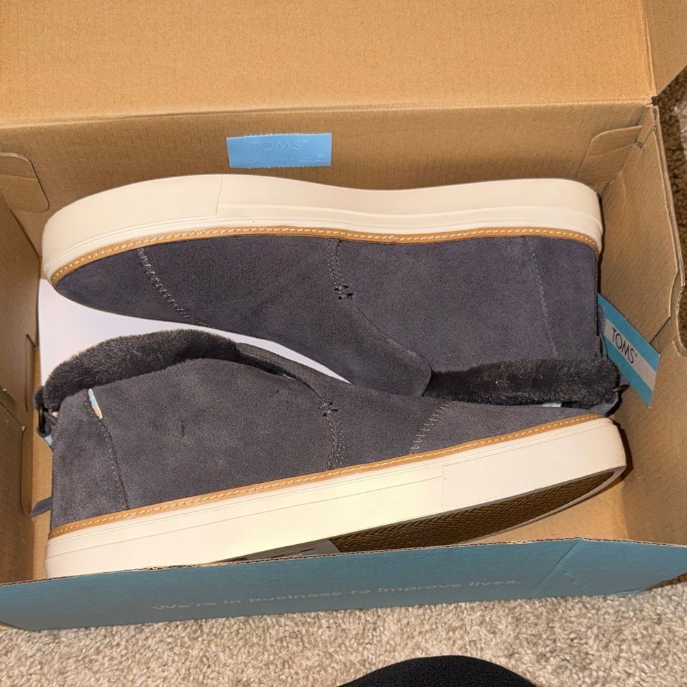 TOMS Men's Charcoal Suede Chukka Boots with Cream Sole